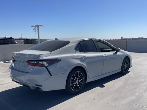 Used 2022 Toyota Camry SE image 2