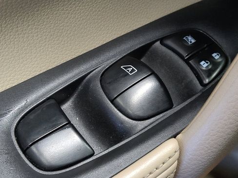 Used 2017 Nissan Rogue S image 27