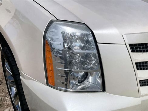 Used 2012 Cadillac Escalade Premium image 25