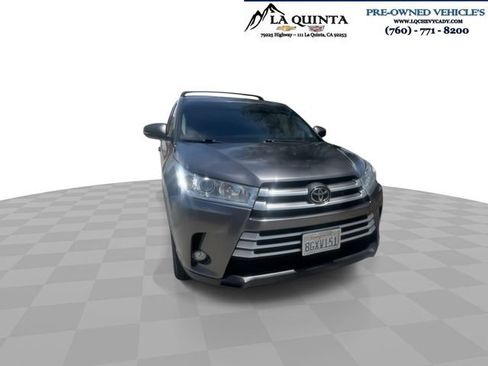 Used 2019 Toyota Highlander Plus FWD image 3