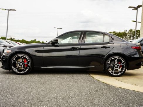Used 2023 Alfa Romeo Giulia Veloce AWD/4WD image 9