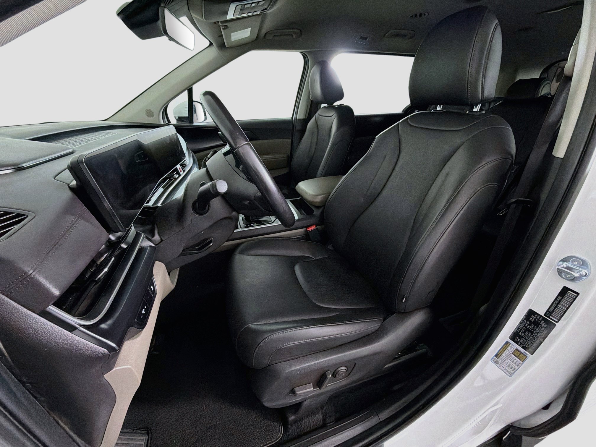 Used 2025 Kia Carnival FWD image 13