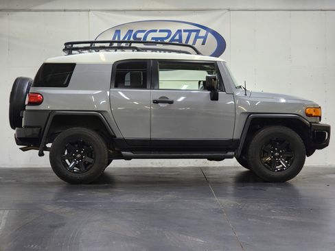 Used 2014 Toyota FJ Cruiser 4WD w/ Upgrade Package image 3