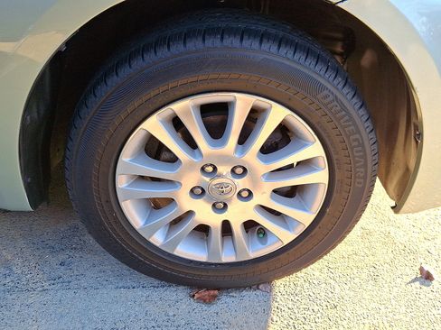 Used 2010 Toyota Sienna LE image 3