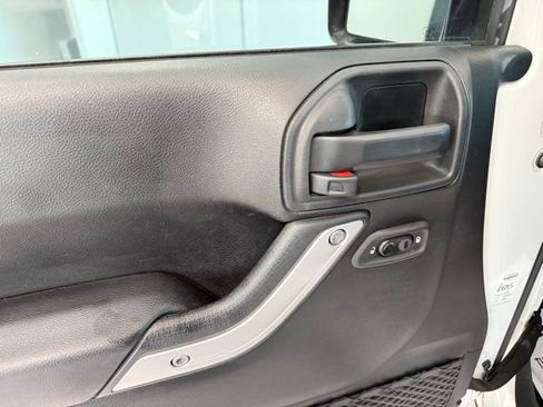 Used 2018 Jeep Wrangler Unlimited Rubicon w/ Connectivity Group image 10