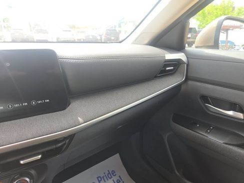Used 2025 Nissan Kicks SV AWD/4WD image 14