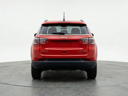 Used 2025 Jeep Compass Latitude AWD/4WD image 7
