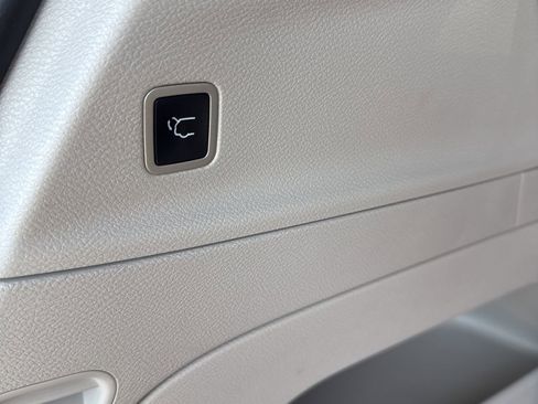 Used 2024 Chrysler Pacifica Touring-L image 22