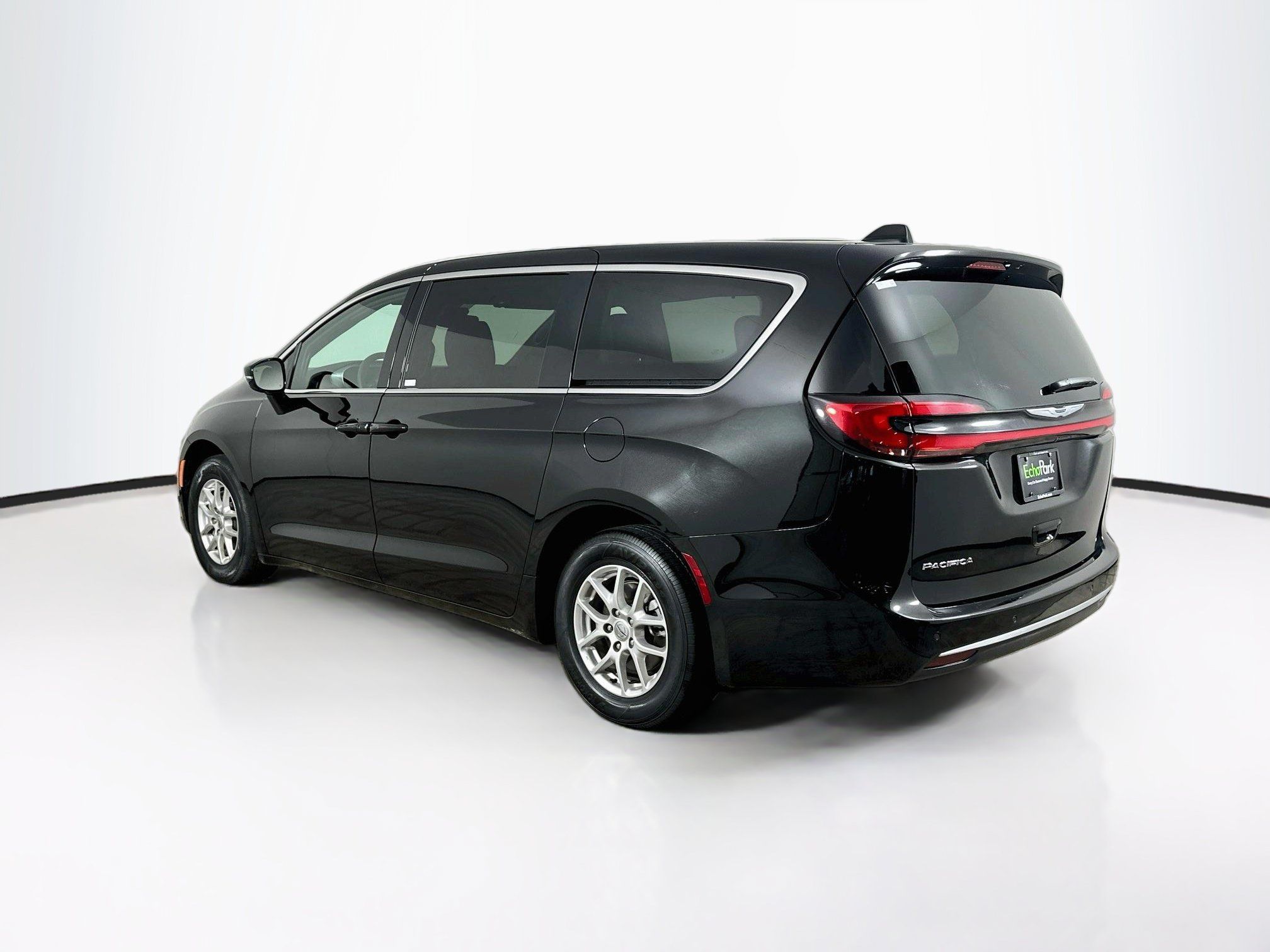 Used 2025 Chrysler Pacifica Select FWD image 5