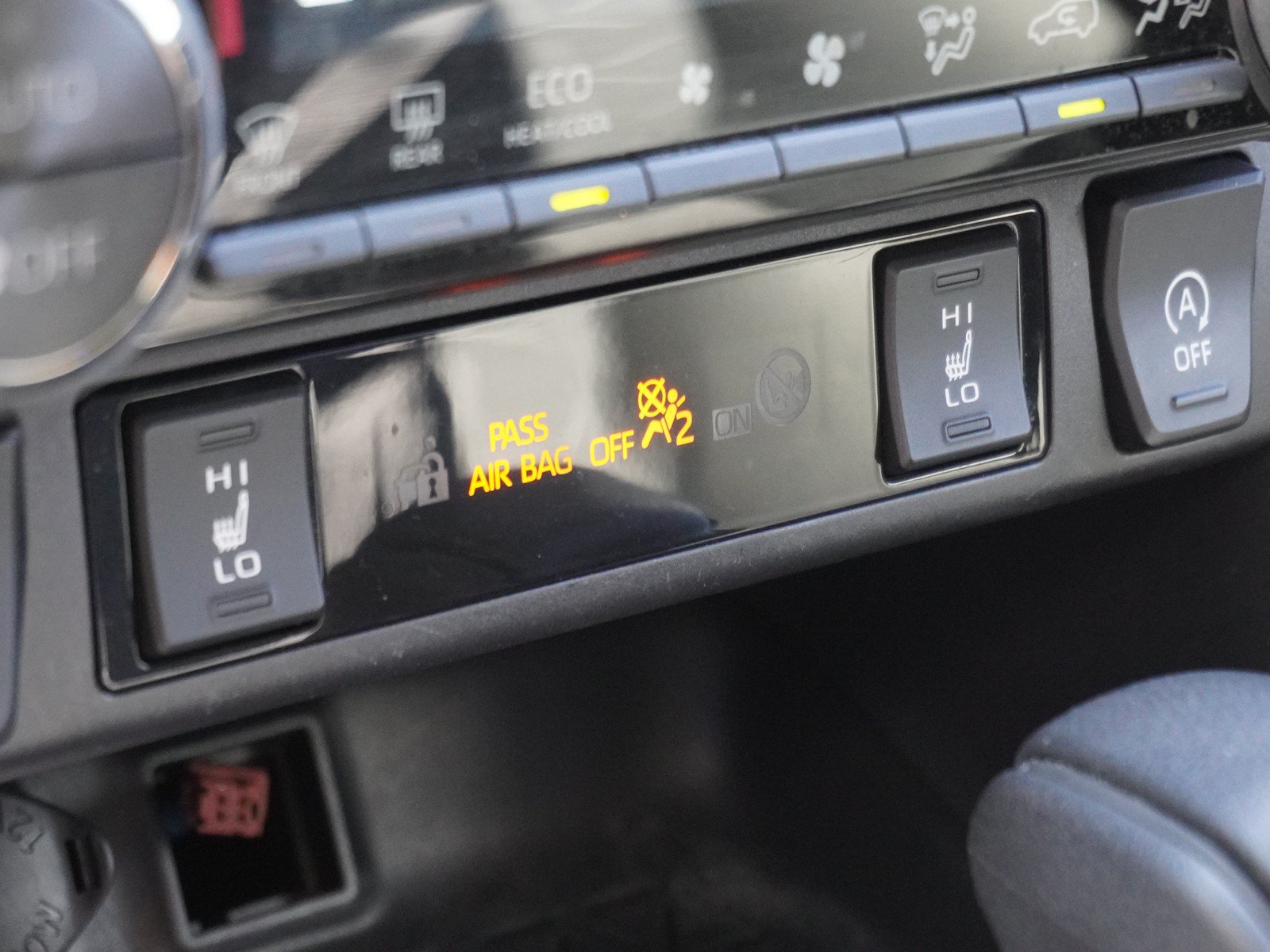 Used 2025 Toyota RAV4 XLE w/ Weather Package AWD/4WD image 25