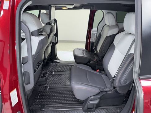 Used 2022 Toyota Sienna XSE FWD image 28
