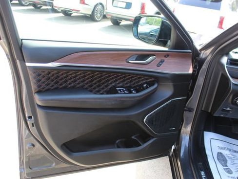 Used 2023 Jeep Grand Cherokee L Summit w/ Luxury Tech Group V AWD/4WD image 14