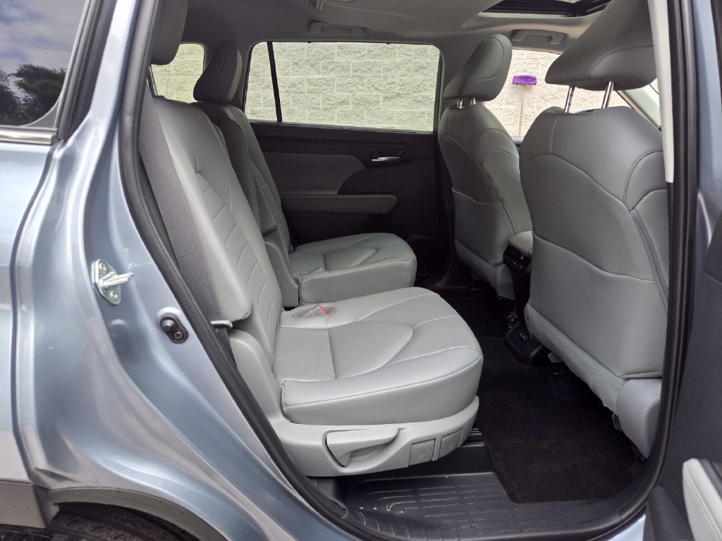 Used 2023 Toyota Highlander XLE FWD image 17