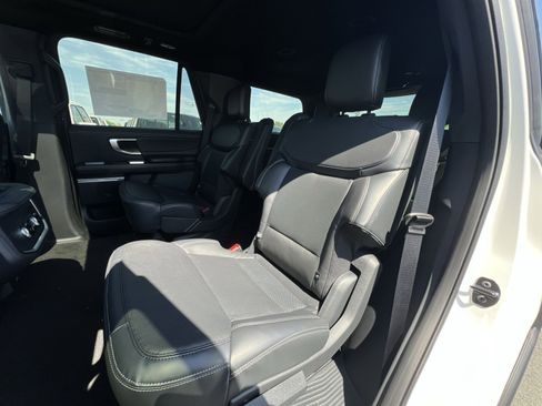 New 2026 Ford Expedition Platinum image 33