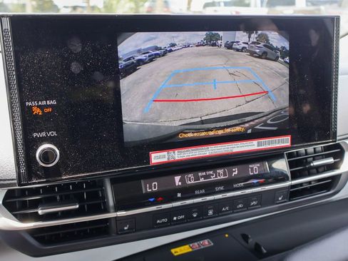 Used 2025 Toyota Sienna XLE FWD image 4