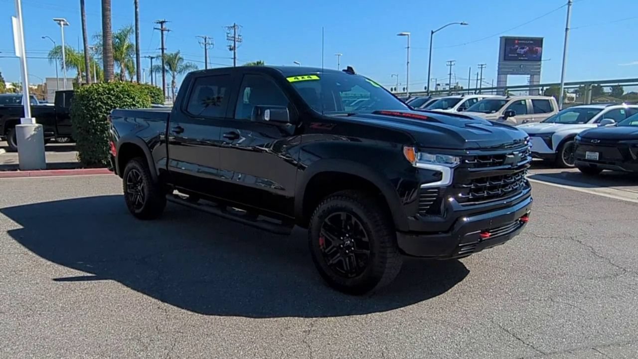 Used 2025 Chevrolet Silverado 1500 LT Trail Boss w/ Convenience Package II AWD/4WD image 2