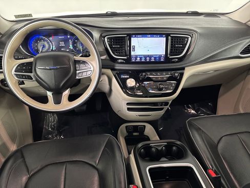 Used 2018 Chrysler Pacifica Limited w/ Advanced Safetytec Group FWD image 25