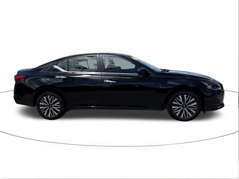 Used 2025 Nissan Altima 2.5 SV AWD/4WD image 2