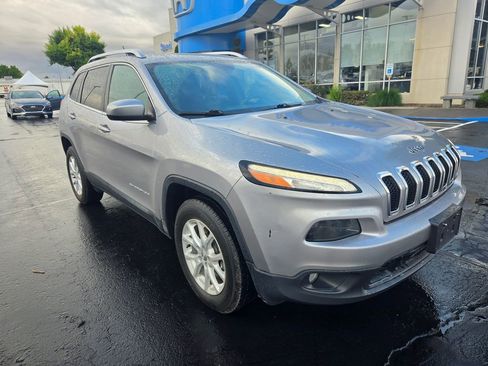 Used 2018 Jeep Cherokee Latitude w/ Safety Group AWD/4WD image 1