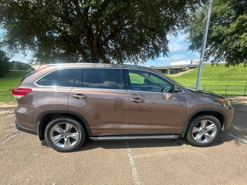 Used 2018 Toyota Highlander Limited FWD image 5