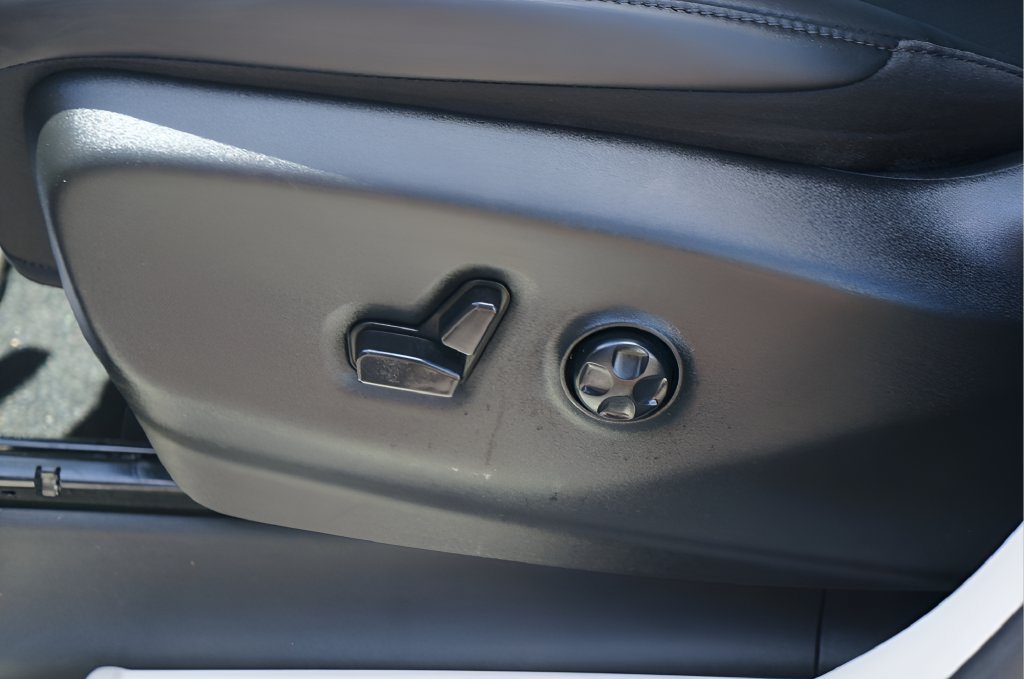 Used 2024 Chrysler Pacifica Touring-L FWD image 19