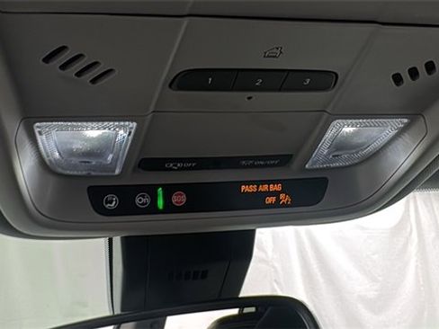 Used 2024 GMC Terrain SLT image 32