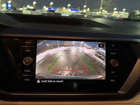 Used 2024 Volkswagen Taos SE image 18