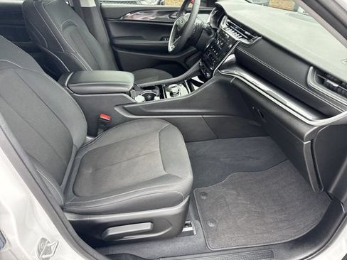 Used 2023 Jeep Grand Cherokee Laredo AWD/4WD image 15