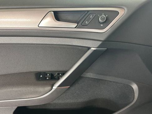 Used 2016 Volkswagen e-Golf SE image 12