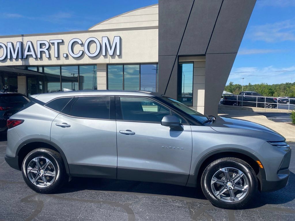 Used 2024 Chevrolet Blazer LT FWD image 2