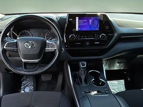 Used 2023 Toyota Highlander LE FWD image 16