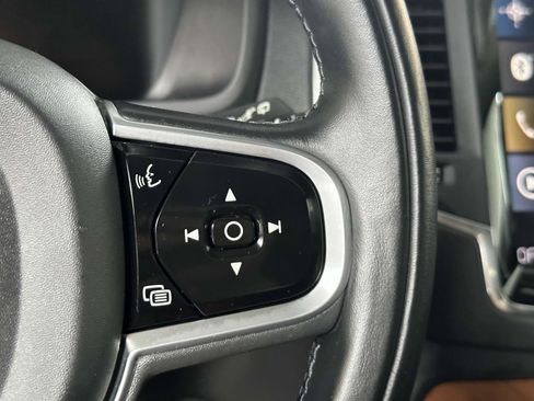 Certified 2022 Volvo XC90 T6 Momentum image 29