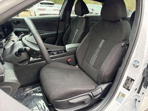 Certified 2025 Hyundai Elantra SEL image 9