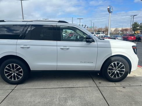 Used 2025 Ford Expedition Platinum image 5