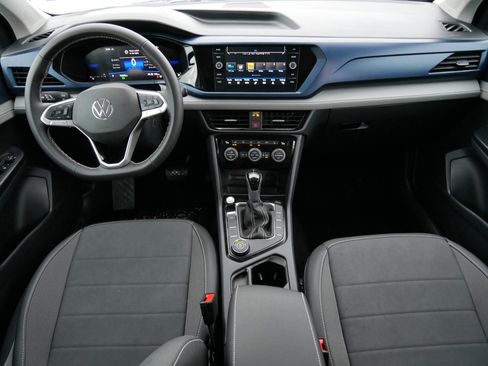 Used 2024 Volkswagen Taos SE w/ Panoramic Sunroof Package image 10