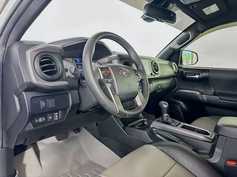 Used 2022 Toyota Tacoma TRD Sport w/ Technology Package image 12