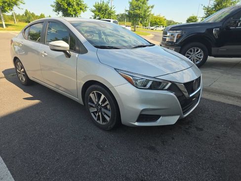 Used 2020 Nissan Versa SV FWD image 4