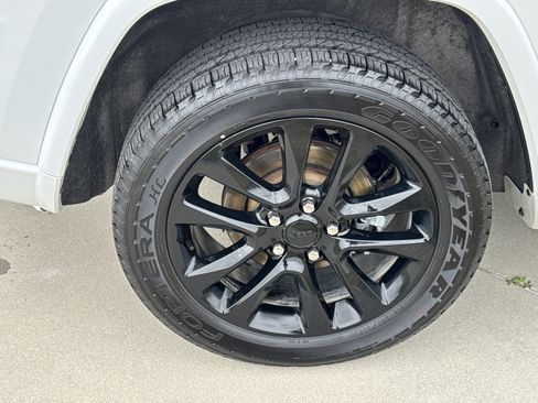 Used 2021 Jeep Grand Cherokee Laredo X image 12