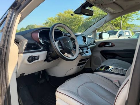 Used 2020 Chrysler Pacifica Limited FWD image 9