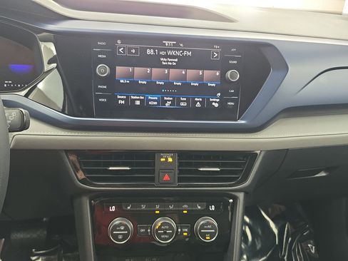 Certified 2024 Volkswagen Taos SE FWD image 19