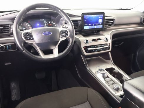 Used 2023 Ford Explorer XLT image 2