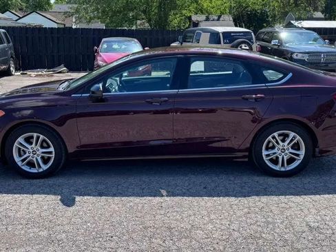 Used 2018 Ford Fusion SE w/ Fusion SE Technology Package FWD image 2