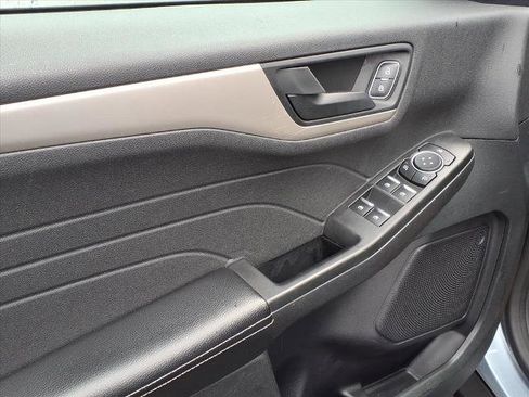 Certified 2022 Ford Escape SE w/ SE Sport Appearance Package image 5