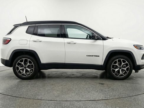 Used 2025 Jeep Compass Limited image 11
