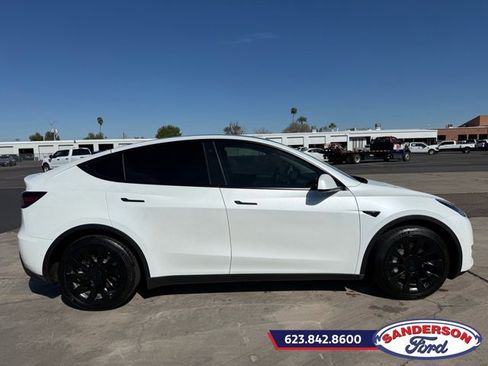 Used 2022 Tesla Model Y Long Range image 2