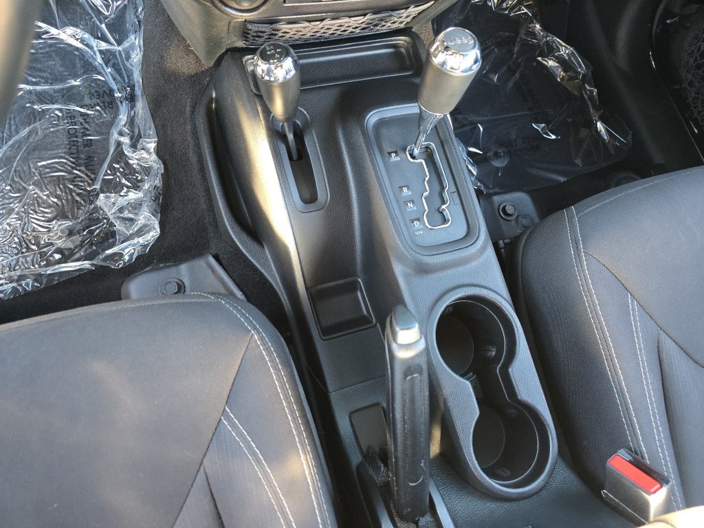 Used 2015 Jeep Wrangler Unlimited Sahara w/ Connectivity Group AWD/4WD image 31