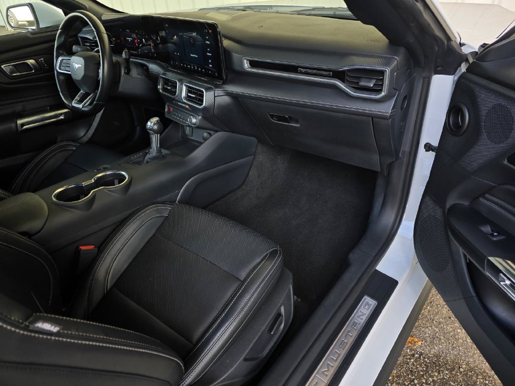 Used 2025 Ford Mustang Premium RWD image 9