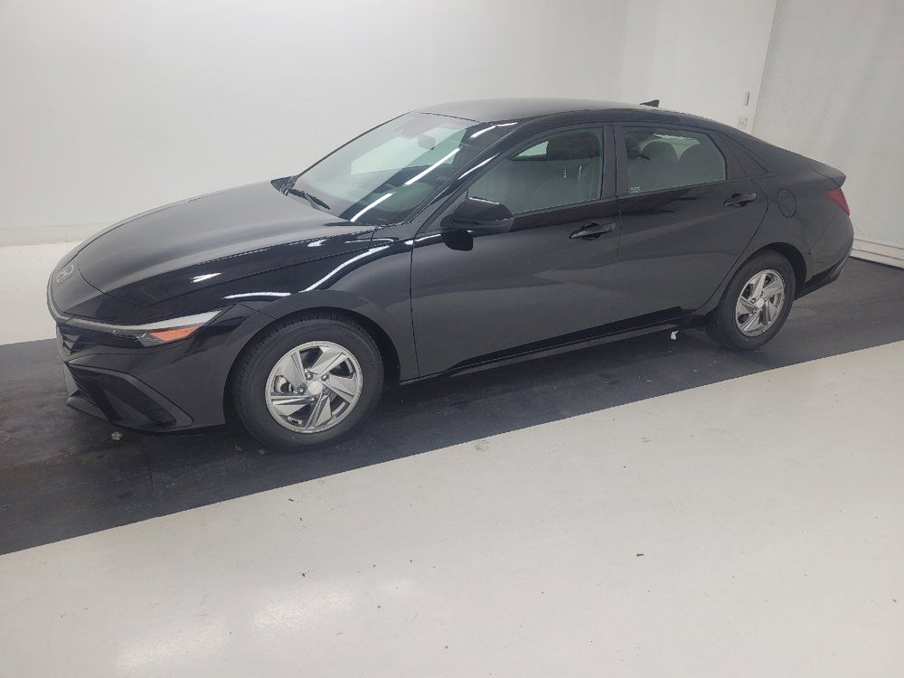 Used 2024 Hyundai Elantra SE FWD image 2