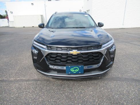 Certified 2025 Chevrolet Trax LT w/ Driver Confidence Package FWD image 2