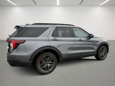 Used 2025 Ford Explorer ST-Line w/ ST-Line Street Pack image 4